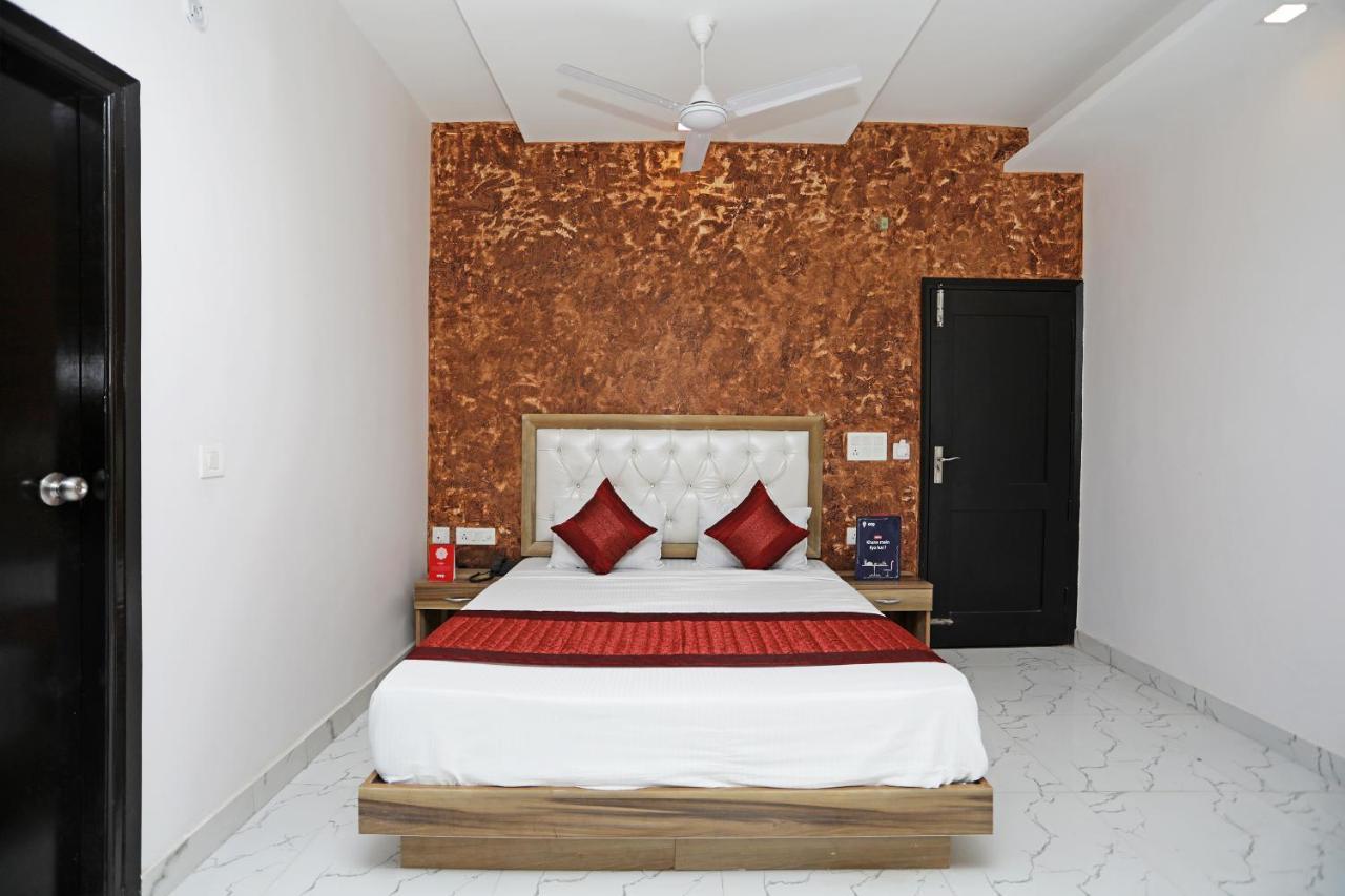 Oyo 12673 The Diplomat Inn Delhi  Exterior photo